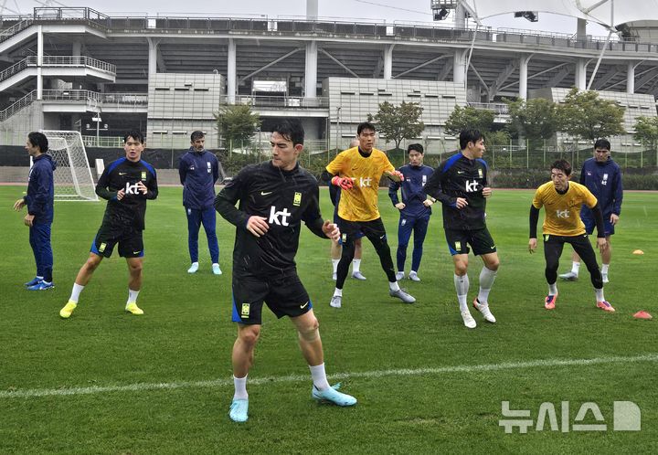 [고양=뉴시스] 하근수 기자= 홍명보 감독이 이끄는 축구 국가대표팀, 6일 오후 고양종합운동장 보조구장에서 첫 훈련 실시. 2025.10.06. photo@newsis.com