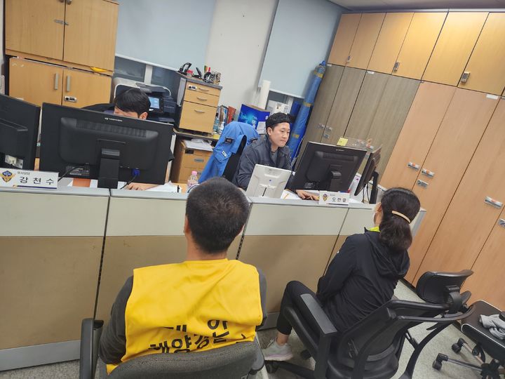 [태안=뉴시스] 국내로 소형보트를 타고 밀입국을 시도하던 중국인이 6일 태안해양경찰서에서 조사를 받고 있다. (사진=태안해양경찰서 제공)2025.10.06. photo@newsis.com *재판매 및 DB 금지