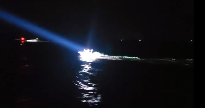 [태안=뉴시스] 6일 밀입국을 시도하던 소형보트가 충남 태안군 인근 해상에서 경비함정의 추적을 받으며 도주하고 있다. (사진=태안해양경찰서 제공) 2025.10.06. photo@newsis.com *재판매 및 DB 금지