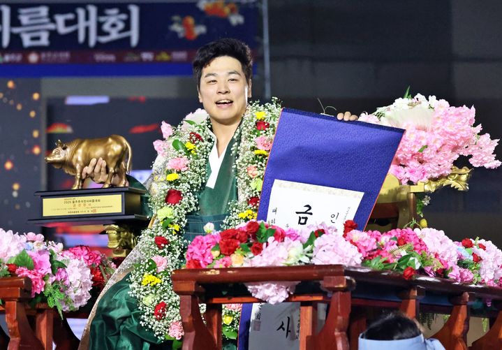 [서울=뉴시스] 최정만, 위더스제약 2025 울주추석장사씨름대회서 금강장사 등극. (사진=대한씨름협회 제공)