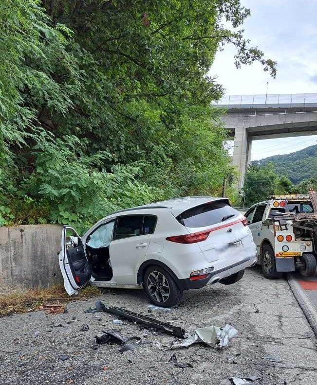[횡성=뉴시스] 6일 횡성군 우천면 덕고개 봉화로에서 스포티지와 쏘렌토 차량이 충돌해 70대 등 4명이 크고 작은 부상을 입은 교통사고 현장.(사진=강원도소방본부 제공)photo@newsis.com *재판매 및 DB 금지