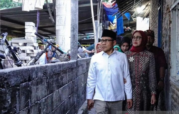 [서울=뉴시스] 인도네시아 이스칸다르 지역사회 역량강화 조정부 장관이 6일 동자바주 시도아르조 알 코지니 이슬람 기숙학교 붕괴 현장을 둘러보고 있다.(출처: 안타라통신) 2025.10.06. *재판매 및 DB 금지