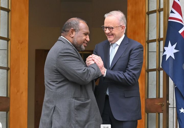 [캔버라=AP/뉴시스] 6일 호주 캔버라 국회의사당에서 양국 방위조약에 서명하기 전 앤서니 알버니 호주 총리(오른쪽)가 파푸아뉴기니 제임스 마라페 총리와 활짝 웃으며 악수하고 있다. 2025.10.06. *재판매 및 DB 금지