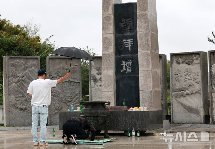 [파주=뉴시스] 이영환 기자 = 추석인 6일 오전 경기 파주시 임진각 망배단에서 실향민 및 가족들이 절을 올리고 있다. 2025.10.06. 20hwan@newsis.com