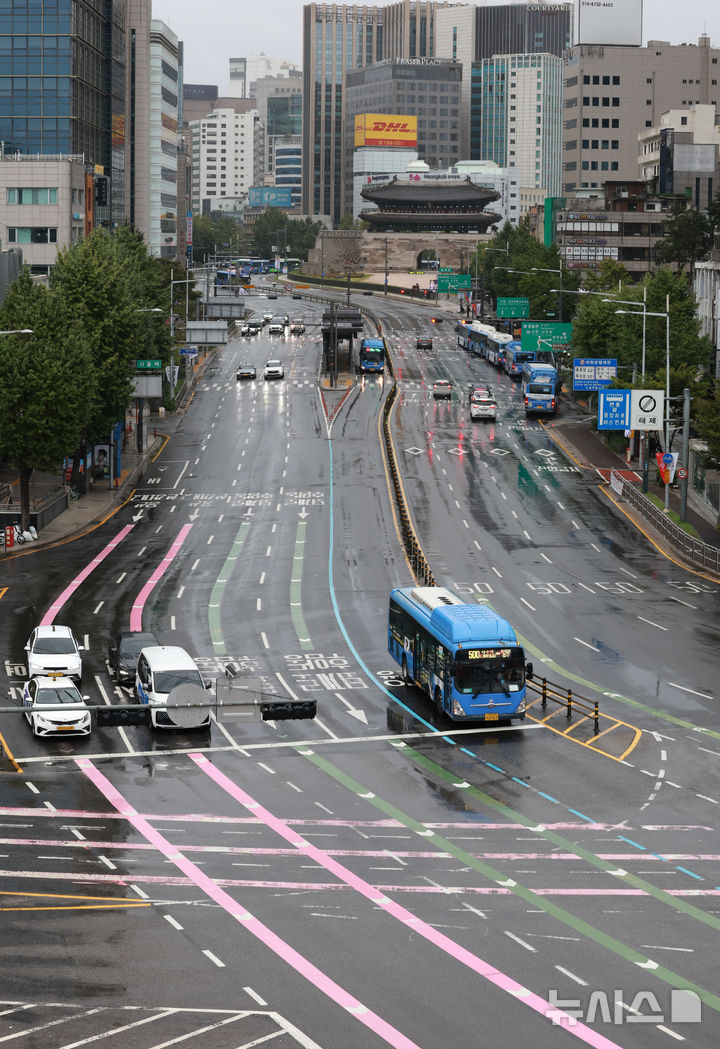 [서울=뉴시스] 이영환 기자 = 추석인 6일 오전 서울 도심이 한산한 모습을 보이고 있다. 2025.10.06. 20hwan@newsis.com