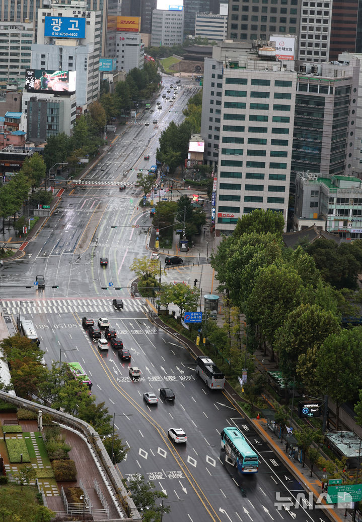 [서울=뉴시스] 이영환 기자 = 추석인 6일 오전 서울 도심이 한산한 모습을 보이고 있다. 2025.10.06. 20hwan@newsis.com