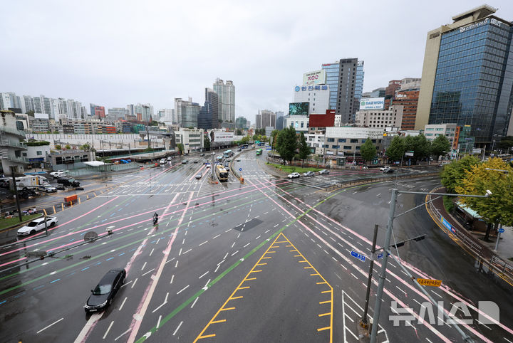 [서울=뉴시스] 이영환 기자 = 추석인 6일 오전 서울 도심이 한산한 모습을 보이고 있다. 2025.10.06. 20hwan@newsis.com