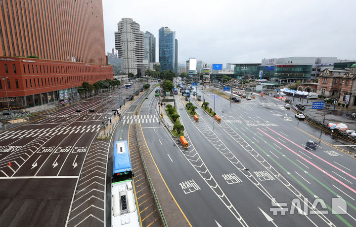 [서울=뉴시스] 이영환 기자 = 추석인 6일 오전 서울 도심이 한산한 모습을 보이고 있다. 2025.10.06. 20hwan@newsis.com