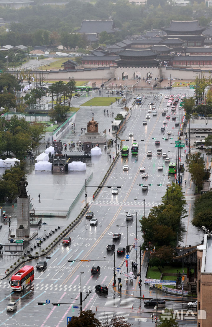 [서울=뉴시스] 이영환 기자 = 추석인 6일 오전 서울 도심이 한산한 모습을 보이고 있다. 2025.10.06. 20hwan@newsis.com