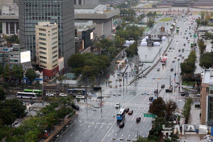 [서울=뉴시스] 이영환 기자 = 추석인 6일 오전 서울 도심이 한산한 모습을 보이고 있다. 2025.10.06. 20hwan@newsis.com