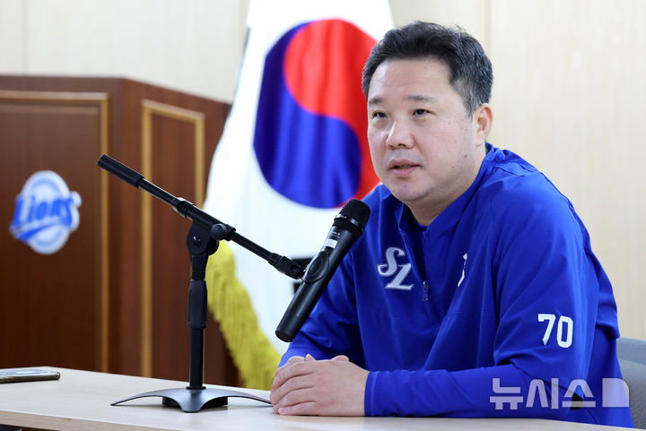 [대구=뉴시스] 이무열 기자 = 6일 대구 수성구 삼성라이온즈파크에서 열린 2025 신한 SOL 뱅크 KBO리그 와일드카드 1차전 NC 다이노스와 삼성 라이온즈의 경기에 앞서 삼성 박진만 감독이 각오를 말하고 있다. 2025.10.06. lmy@newsis.com