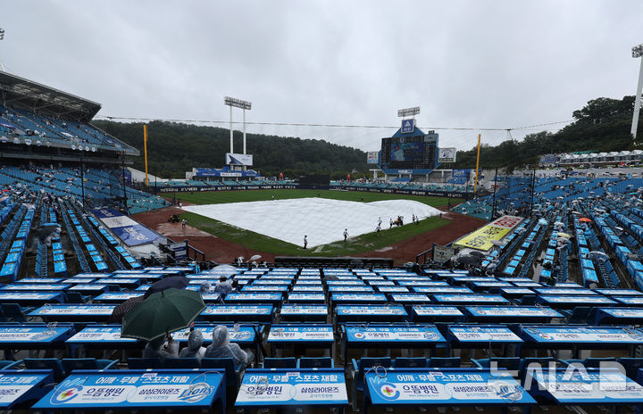 [대구=뉴시스] 이무열 기자 = 6일 대구 수성구 삼성라이온즈파크에서 2025 신한 SOL 뱅크 KBO리그 와일드카드 1차전 NC 다이노스와 삼성 라이온즈의 경기가 예정인 가운데 내리는 비로 인해 그라운드에 방수포가 깔려있다. 2025.10.06. lmy@newsis.com