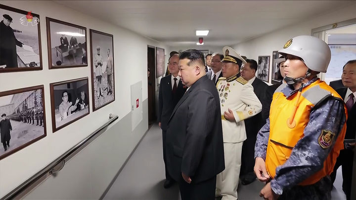 [서울=뉴시스] 조선중앙TV가 김정은 북한 국무위원장이 지난 5일 무장장비전시회 '국방발전-2025' 이틀차에 해군의 신형 구축함 '최현호'를 돌아봤다고 6일 방영했다.(사진=조선중앙TV 캡처) 2025.10.06. photo@newsis.com *재판매 및 DB 금지