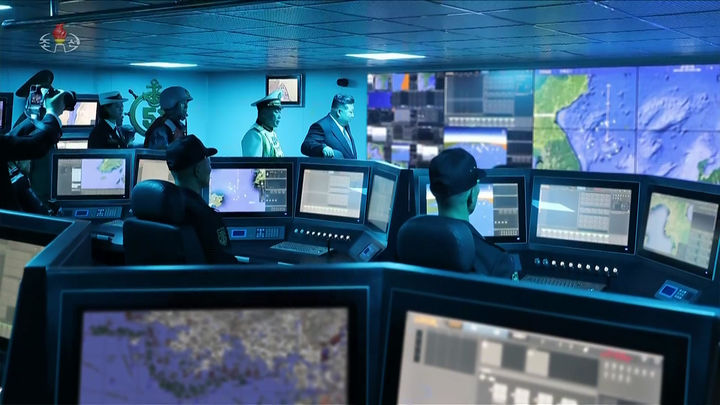 [서울=뉴시스] 조선중앙TV가 김정은 북한 국무위원장이 지난 5일 무장장비전시회 '국방발전-2025' 이틀차에 해군의 신형 구축함 '최현호'를 돌아봤다고 6일 방영한 가운데 서해 북방한계선(NLL) 부근 레이더 화면이 나오고 있다.(사진=조선중앙TV 캡처) 2025.10.06. photo@newsis.com *재판매 및 DB 금지