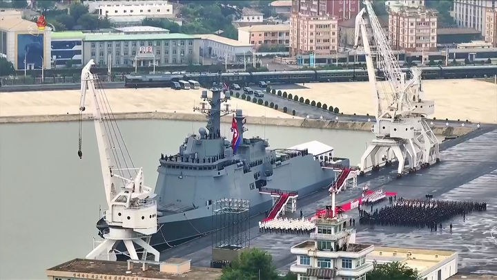 [서울=뉴시스] 조선중앙TV가 김정은 북한 국무위원장이 지난 5일 무장장비전시회 '국방발전-2025' 이틀차에 해군의 신형 구축함 '최현호'를 돌아봤다고 6일 방영했다.(사진=조선중앙TV 캡처) 2025.10.06. photo@newsis.com *재판매 및 DB 금지