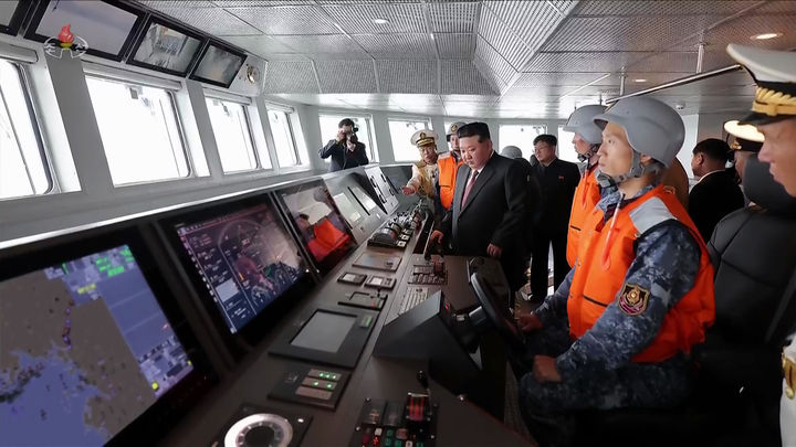 [서울=뉴시스] 조선중앙TV가 김정은 북한 국무위원장이 지난 5일 무장장비전시회 '국방발전-2025' 이틀차에 해군의 신형 구축함 '최현호'를 돌아봤다고 6일 방영했다.(사진=조선중앙TV 캡처) 2025.10.06. photo@newsis.com *재판매 및 DB 금지