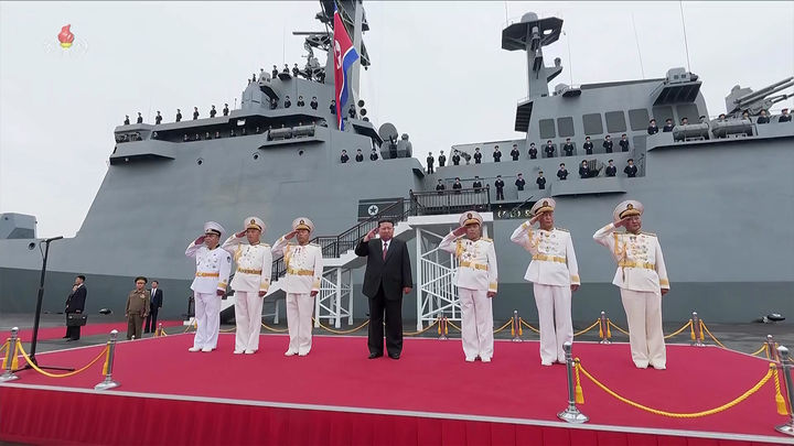 [서울=뉴시스] 조선중앙TV가 김정은 북한 국무위원장이 지난 5일 무장장비전시회 '국방발전-2025' 이틀차에 해군의 신형 구축함 '최현호'를 돌아봤다고 6일 방영했다.(사진=조선중앙TV 캡처) 2025.10.06. photo@newsis.com *재판매 및 DB 금지