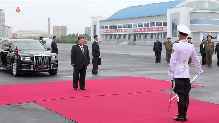 [서울=뉴시스] 조선중앙TV가 김정은 북한 국무위원장이 지난 5일 무장장비전시회 '국방발전-2025' 이틀차에 해군의 신형 구축함 '최현호'를 돌아봤다고 6일 방영했다.(사진=조선중앙TV 캡처) 2025.10.06. photo@newsis.com *재판매 및 DB 금지
