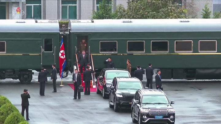 [서울=뉴시스] 조선중앙TV가 김정은 북한 국무위원장이 지난 5일 무장장비전시회 '국방발전-2025' 이틀차에 해군의 신형 구축함 '최현호'를 돌아봤다고 6일 방영했다.(사진=조선중앙TV 캡처) 2025.10.06. photo@newsis.com *재판매 및 DB 금지