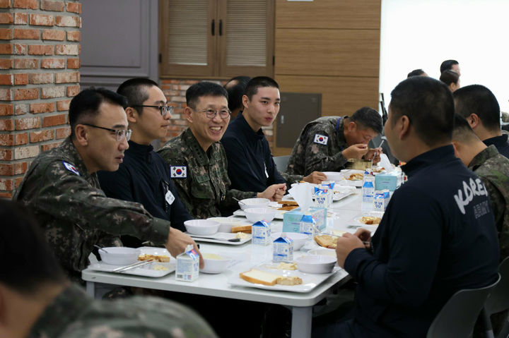 [서울=뉴시스] 이영환 기자 = 김규하 육군참모총장이 6일 육군훈련소 병영식당에서 아침식사를 하며 장병들을 격려하고 있다. (사진=육군 제공) 2025.10.06. photo@newsis.com *재판매 및 DB 금지