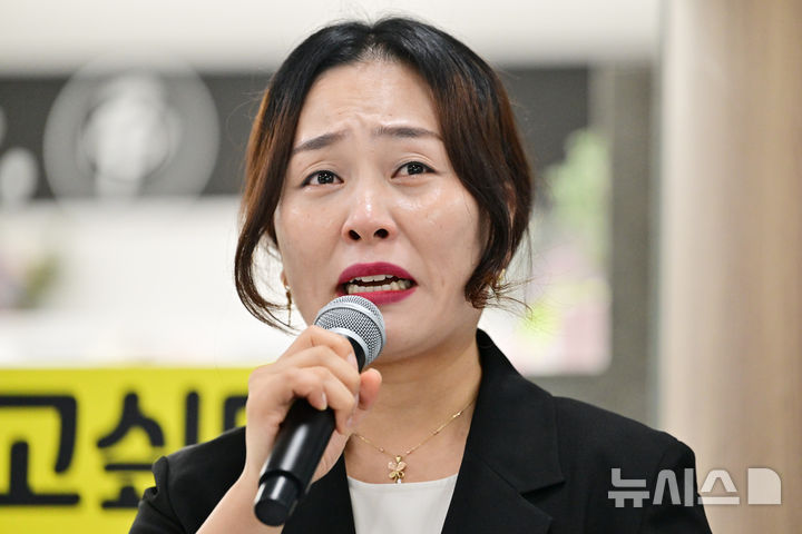 [무안=뉴시스] 이영주 기자 = 김유진 12·29 무안공항 제주항공 여객기 참사 유가족협의회 대표가 6일 오후 전남 무안군 무안국제공항에서 열린 추석 합동차례에서 추모사를 하고 있다. 2025.10.06. leeyj2578@newsis.com