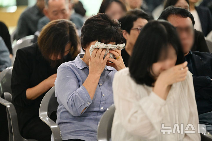 [무안=뉴시스] 이영주 기자 =  12·29 무안공항 제주항공 여객기 참사 유가족협의회의 추석 합동 차례가 열린 6일 오후 전남 무안군 무안국제공항에서 참사 유족들이 추모사를 들으며 눈물을 흘리고 있다. 2025.10.06. leeyj2578@newsis.com