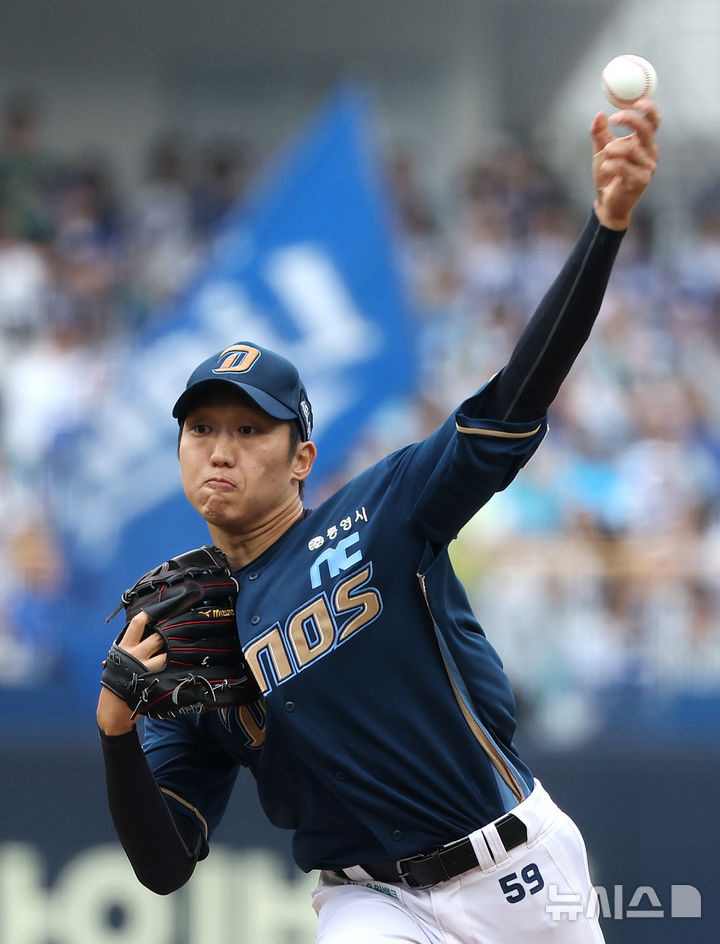 [대구=뉴시스] 이무열 기자 = 6일 대구 수성구 삼성라이온즈파크에서 열린 2025 신한 SOL 뱅크 KBO리그 와일드카드 1차전 NC 다이노스와 삼성 라이온즈의 경기, 1회말 NC 선발투수 구창모가 공을 던지고 있다. 2025.10.06. lmy@newsis.com
