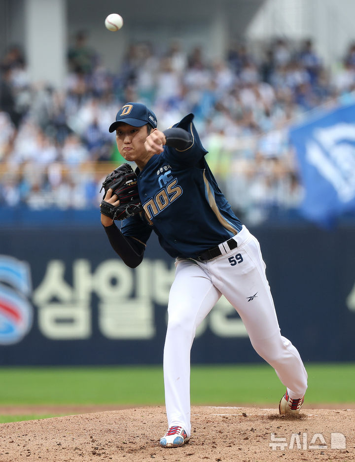 [대구=뉴시스] 이무열 기자 = 6일 대구 수성구 삼성라이온즈파크에서 열린 2025 신한 SOL 뱅크 KBO리그 와일드카드 1차전 NC 다이노스와 삼성 라이온즈의 경기, 1회말 NC 선발투수 구창모가 공을 던지고 있다. 2025.10.06. lmy@newsis.com
