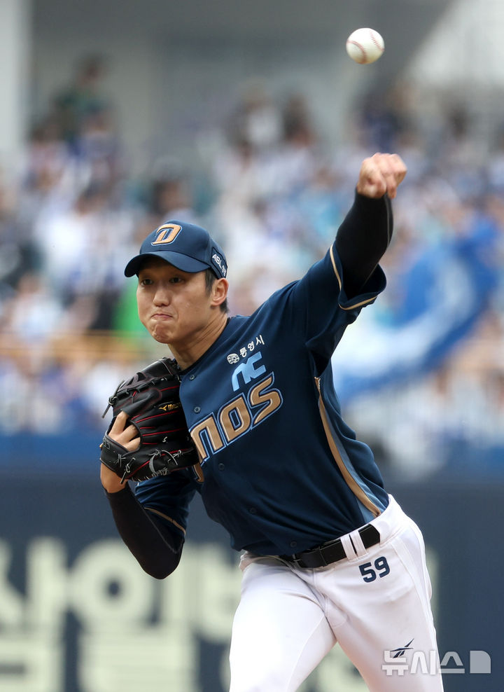[대구=뉴시스] 이무열 기자 = 6일 대구 수성구 삼성라이온즈파크에서 열린 2025 신한 SOL 뱅크 KBO리그 와일드카드 1차전 NC 다이노스와 삼성 라이온즈의 경기, 1회말 NC 선발투수 구창모가 공을 던지고 있다. 2025.10.06. lmy@newsis.com