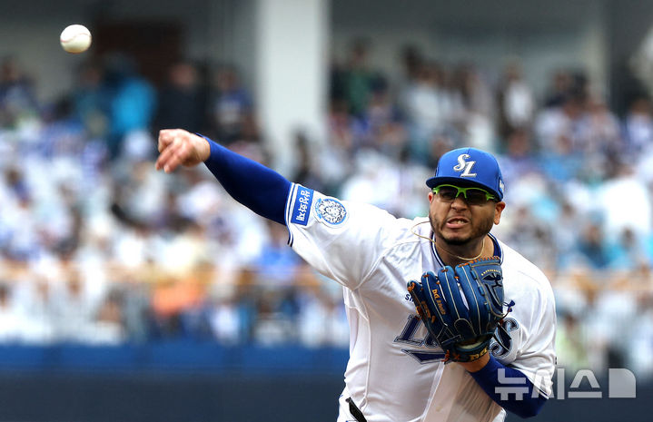 [대구=뉴시스] 이무열 기자 = 6일 대구 수성구 삼성라이온즈파크에서 열린 2025 신한 SOL 뱅크 KBO리그 와일드카드 1차전 NC 다이노스와 삼성 라이온즈의 경기, 1회초 삼성 선발투수 후라도가 공을 던지고 있다. 2025.10.06. lmy@newsis.com