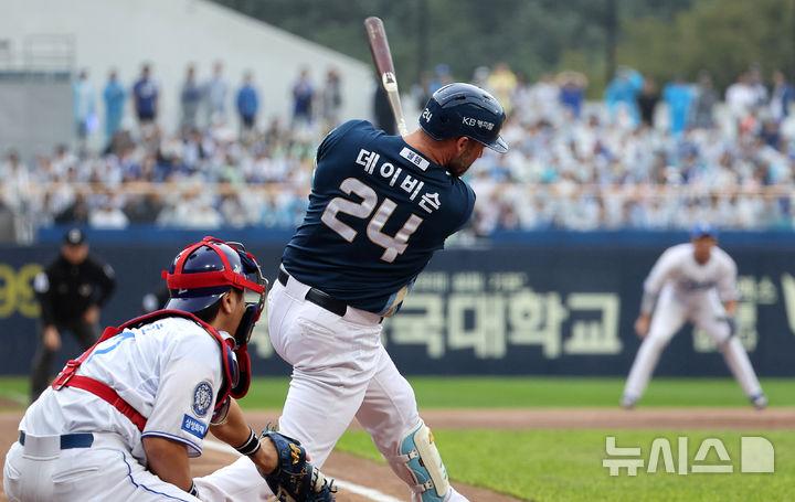 [대구=뉴시스] 이무열 기자 = 6일 대구 수성구 삼성라이온즈파크에서 열린 2025 신한 SOL 뱅크 KBO리그 와일드카드 1차전 NC 다이노스와 삼성 라이온즈의 경기, 1회초 NC 데이비슨이 1사 1,2루 상황에서 1타점 적시타를 치고 있다. 2025.10.06. lmy@newsis.com