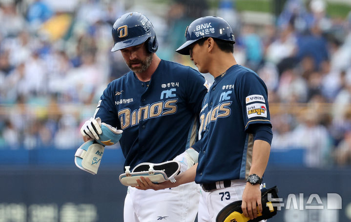 [대구=뉴시스] 이무열 기자 = 6일 대구 수성구 삼성라이온즈파크에서 열린 2025 신한 SOL 뱅크 KBO리그 와일드카드 1차전 NC 다이노스와 삼성 라이온즈의 경기, 1회초 NC 데이비슨이 1사 1,2루 상황에서 1타점 적시타 친 뒤 베이스를 밟고 있다. 2025.10.06. lmy@newsis.com