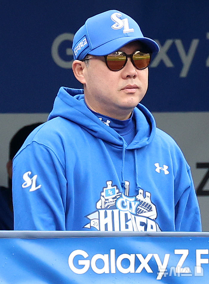[대구=뉴시스] 이무열 기자 = 6일 대구 수성구 삼성라이온즈파크에서 열린 2025 신한 SOL 뱅크 KBO리그 와일드카드 1차전 NC 다이노스와 삼성 라이온즈의 경기, 박진만 삼성 감독이 경기를 지켜보고 있다. 2025.10.06. lmy@newsis.com