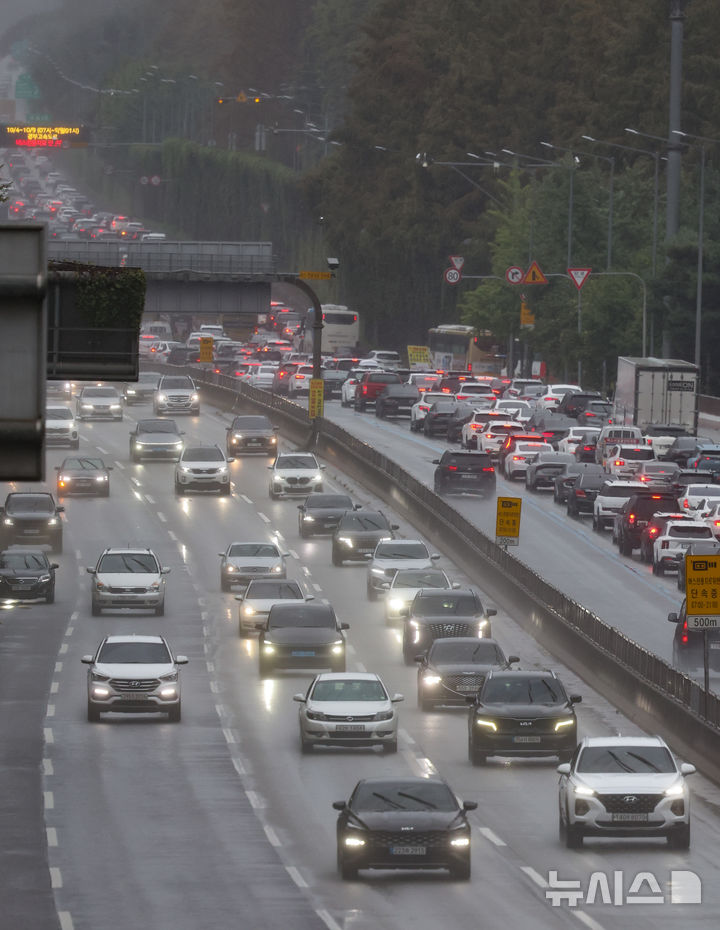 [서울=뉴시스] 황준선 기자 = 추석인 6일 오후 서울 서초구 경부고속도로 잠원IC 인근에 귀경 차량 행렬이 늘어나고 있다. 2025.10.06. hwang@newsis.com