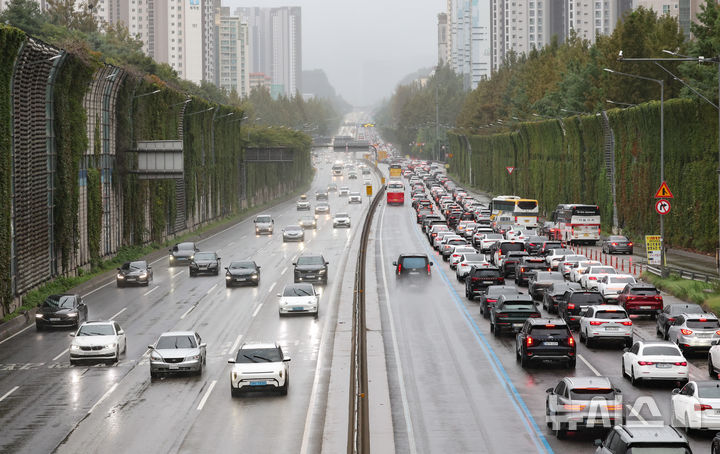 [서울=뉴시스] 황준선 기자 = 추석인 6일 오후 서울 서초구 경부고속도로 잠원IC 인근에 귀경 차량 행렬이 늘어나고 있다. 2025.10.06. hwang@newsis.com