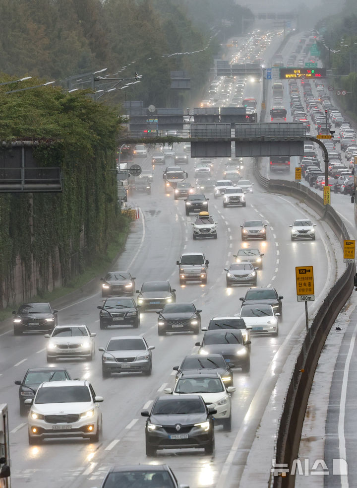 [서울=뉴시스] 황준선 기자 = 추석인 6일 오후 서울 서초구 경부고속도로 잠원IC 인근에 귀경 차량 행렬이 늘어나고 있다. 한국도로공사는 이날 전국 고속도로 교통량은 667만대로 예상했다. 지방에서 수도권으로 진입하는 차량은 48만대, 수도권에서 지방으로 빠져나가는 차량은 49만대로 예상했다. 서울 방향은 오전 7~8시 시작된 정체가 오후 4~5시 절정에 도달할 것으로 예측했다. 2025.10.06. hwang@newsis.com