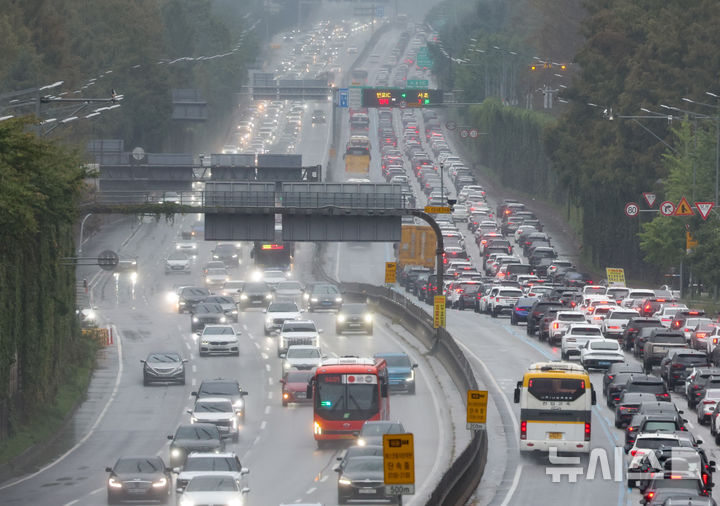 [서울=뉴시스] 황준선 기자 = 6일 오후 서울 서초구 경부고속도로 잠원IC 인근. 2025.10.06. hwang@newsis.com