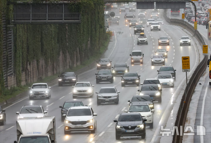 [서울=뉴시스] 황준선 기자 = 추석인 6일 오후 서울 서초구 경부고속도로 잠원IC 인근에 귀경 차량 행렬이 늘어나고 있다. 한국도로공사는 이날 전국 고속도로 교통량은 667만대로 예상했다. 지방에서 수도권으로 진입하는 차량은 48만대, 수도권에서 지방으로 빠져나가는 차량은 49만대로 예상했다. 서울 방향은 오전 7~8시 시작된 정체가 오후 4~5시 절정에 도달할 것으로 예측했다. 2025.10.06. hwang@newsis.com