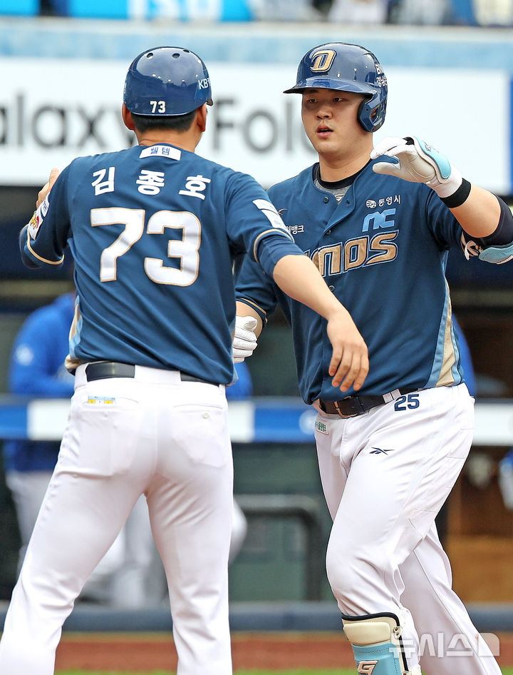 [대구=뉴시스] 이무열 기자 = 6일 대구 수성구 삼성라이온즈파크에서 열린 2025 신한 SOL 뱅크 KBO리그 와일드카드 1차전 NC 다이노스와 삼성 라이온즈의 경기, 5회초 1사 주자 없는 상황에서 NC 김형준이 솔로 홈런을 친 뒤 김종호 코치와 기뻐하고 있다. 2025.10.06. lmy@newsis.com
