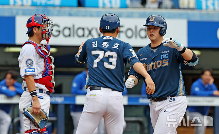 [대구=뉴시스] 이무열 기자 = 6일 대구 수성구 삼성라이온즈파크에서 열린 2025 신한 SOL 뱅크 KBO리그 와일드카드 1차전 NC 다이노스와 삼성 라이온즈의 경기, 5회초 1사 주자 없는 상황에서 NC 김형준이 솔로 홈런을 친 뒤 김종호 코치와 기뻐하고 있다. 2025.10.06. lmy@newsis.com
