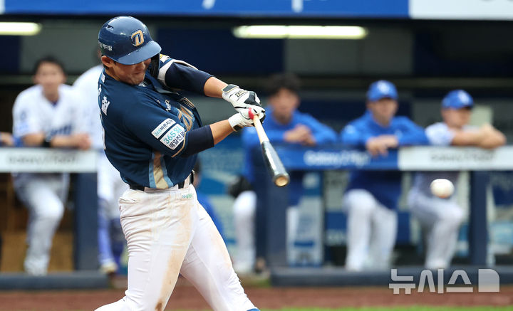 [대구=뉴시스] 이무열 기자 = 6일 대구 수성구 삼성라이온즈파크에서 열린 2025 신한 SOL 뱅크 KBO리그 와일드카드 1차전 NC 다이노스와 삼성 라이온즈의 경기, 8회초 1사 주자 없는 상황에서 NC 서호철이 안타를 치고 있다. 2025.10.06. lmy@newsis.com