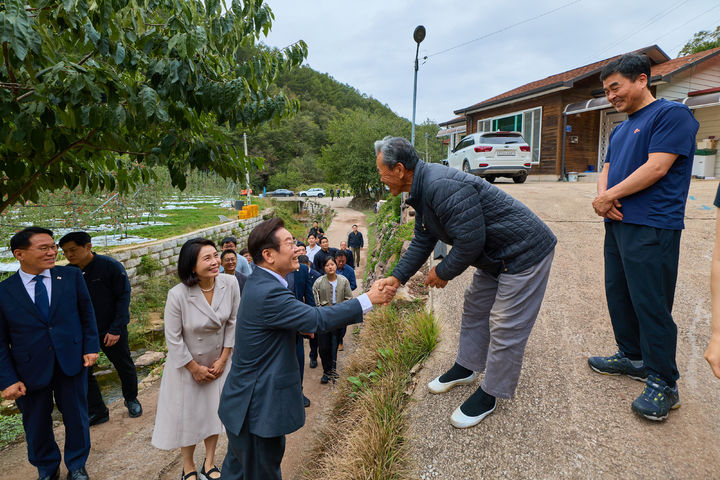 [서울=뉴시스] 최동준 기자 = 대통령실은 이재명 대통령이 가족·친지와 함께 경북의 선영을 참배하며 성묘길에 만난 고향마을 주민들과 인사를 나누는 모습을 6일 SNS에 공개했다. (사진=이재명 대통령 SNS) 2025.10.06. photo@newsis.com *재판매 및 DB 금지