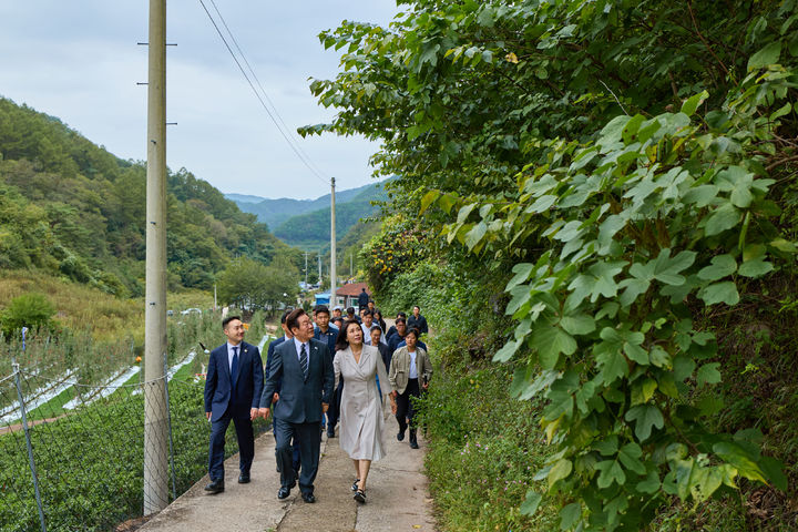 [서울=뉴시스] 최동준 기자 = 대통령실은 이재명 대통령이 가족·친지와 함께 경북의 선영을 참배하기 위해 고향 마을을 방문한 모습을 6일 SNS에 공개했다. (사진=이재명 대통령 SNS) 2025.10.06. photo@newsis.com *재판매 및 DB 금지