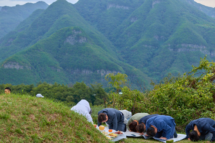 [서울=뉴시스] 최동준 기자 = 대통령실은 이재명 대통령이 가족·친지와 함께 경북의 선영을 참배하는 모습을 6일 SNS에 공개했다. (사진=이재명 대통령 SNS) 2025.10.06. photo@newsis.com *재판매 및 DB 금지