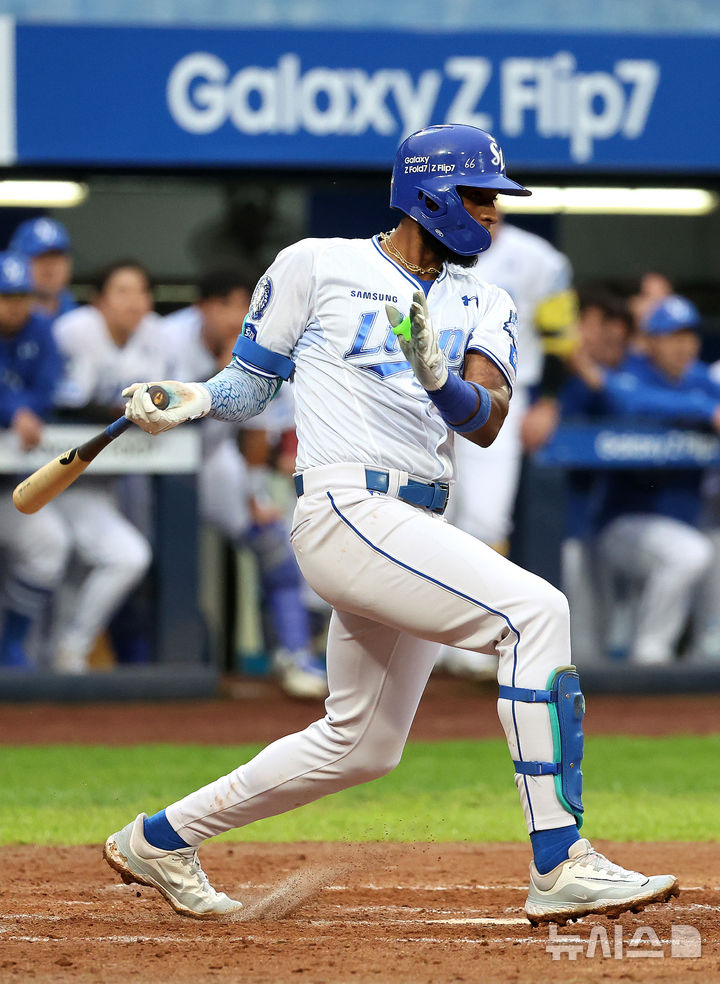 [대구=뉴시스] 이무열 기자 = 6일 대구 수성구 삼성라이온즈파크에서 열린 2025 신한 SOL 뱅크 KBO리그 와일드카드 1차전 NC 다이노스와 삼성 라이온즈의 경기, 9회말 무사 주자 1루 상황에서 삼성 디아즈가 병살타를 치고 있다. 2025.10.06. lmy@newsis.com