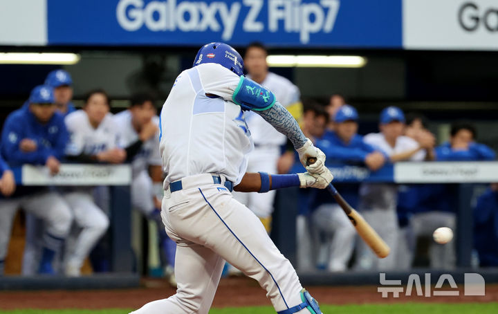 [대구=뉴시스] 이무열 기자 = 6일 대구 수성구 삼성라이온즈파크에서 열린 2025 신한 SOL 뱅크 KBO리그 와일드카드 1차전 NC 다이노스와 삼성 라이온즈의 경기, 9회말 무사 주자 1루 상황에서 삼성 디아즈가 병살타를 치고 있다. 2025.10.06. lmy@newsis.com