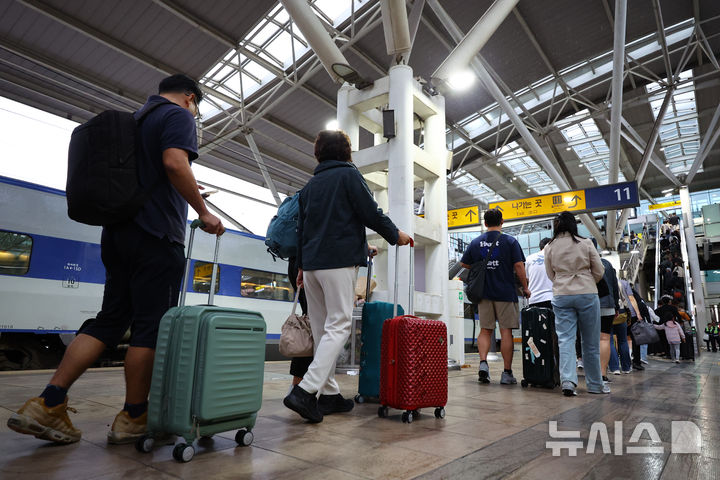 [서울=뉴시스] 황준선 기자 = 추석인 6일 오후 서울 중구 서울역에서 귀경객들이 발걸음을 옮기고 있다. 2025.10.06. hwang@newsis.com