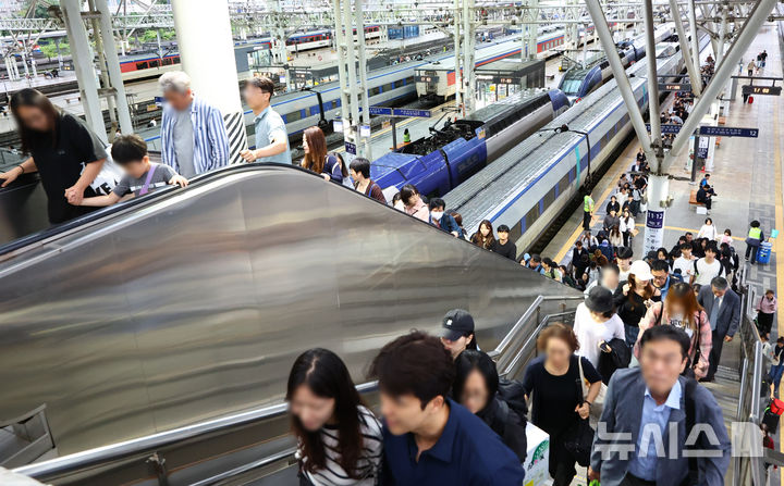 [서울=뉴시스] 황준선 기자 = 추석인 6일 오후 서울 중구 서울역에서 귀경객들이 발걸음을 옮기고 있다. 2025.10.06. hwang@newsis.com