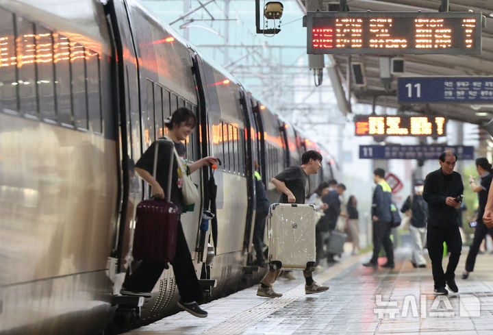 [서울=뉴시스] 황준선 기자 = 추석인 6일 오후 서울 중구 서울역에서 귀경객들이 발걸음을 옮기고 있다. 2025.10.06. hwang@newsis.com