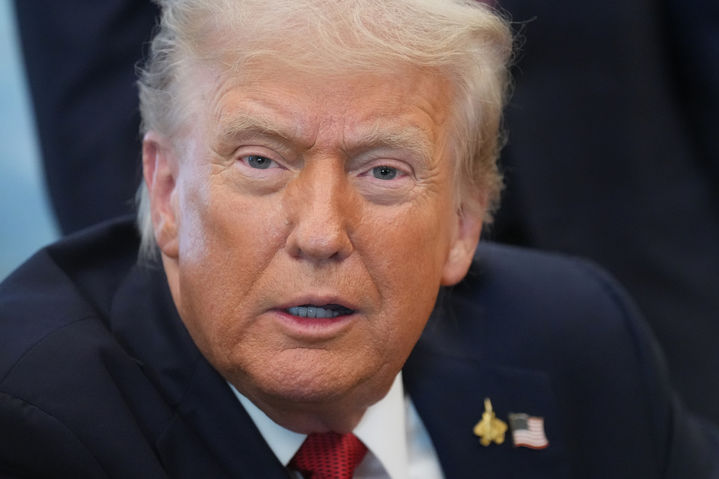 [워싱턴=AP/뉴시스]도널드 트럼프 미국 대통령이 6일(현지 시간) 백악관 집무실에서 발언하고 있다. 2025.10.07.